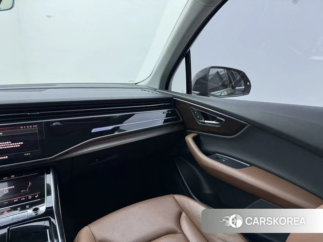 Audi Q7 2021 Черный из Китая, фото 3