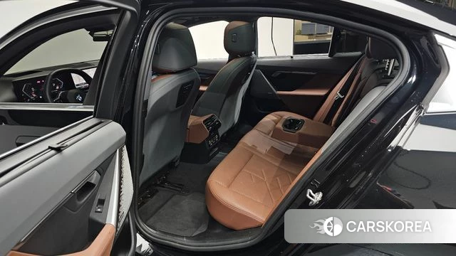 BMW 5 Series (G60) 2023 Черный из Кореи, фото 3