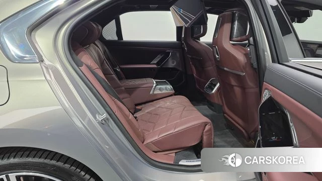 BMW 7 Series (G70) 2023 Серебряный из Кореи, фото 3