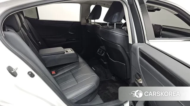 Lexus ES300h 7th generation 2023 Белый из Кореи, фото 3