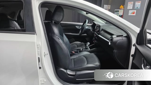 Kia The New K3 2nd generation 2022 Белый из Кореи, фото 3