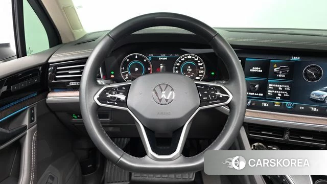 Volkswagen Touareg 3rd generation 2023 Белый из Кореи, фото 3