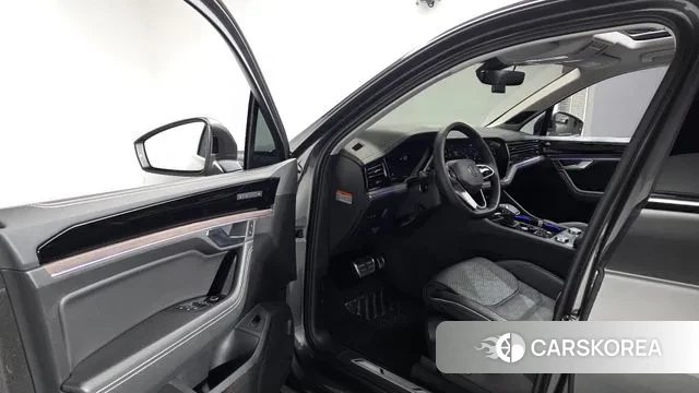 Volkswagen Touareg 3rd generation 2024 Серый из Кореи, фото 3