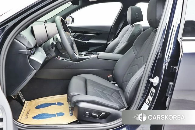 BMW 5 Series (G60) 2023 Черный двухцветный из Кореи, фото 3