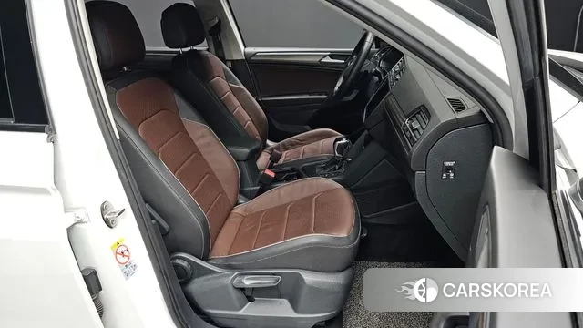 Volkswagen Tiguan Allspace 2023 Белый из Кореи, фото 3