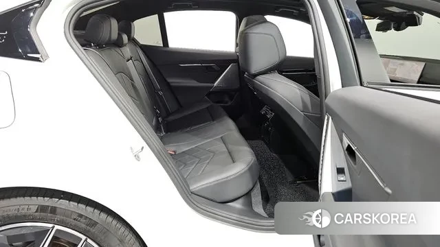 BMW 5 Series (G60) 2024 Белый из Кореи, фото 3