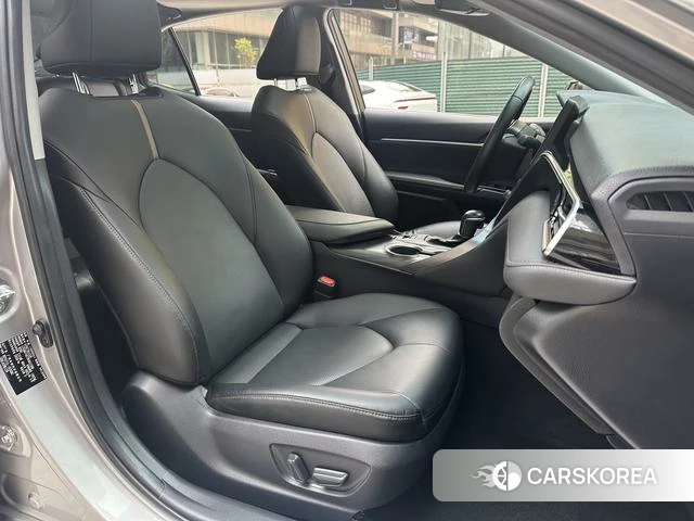Toyota Camry 2022 Серебристо-серый из Китая, фото 3