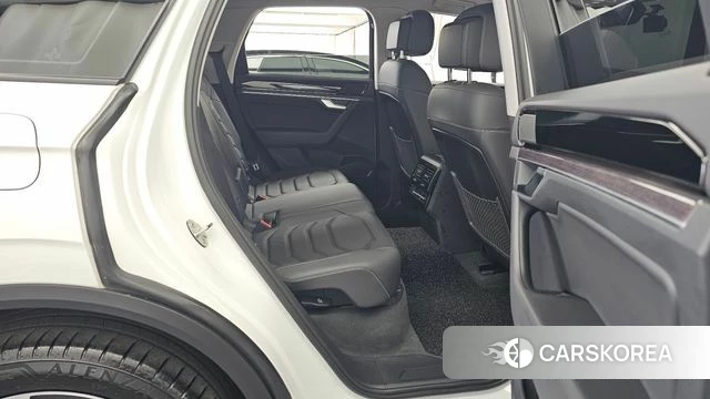 Volkswagen Touareg 3rd generation 2023 Белый из Кореи, фото 3