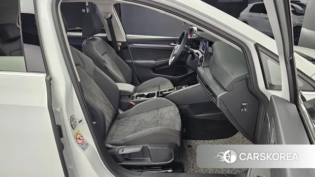 Volkswagen Golf 8th Generation 2023 Белый из Кореи, фото 3