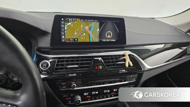BMW 5 Series (G30) 2018 Белый из Кореи, фото 3