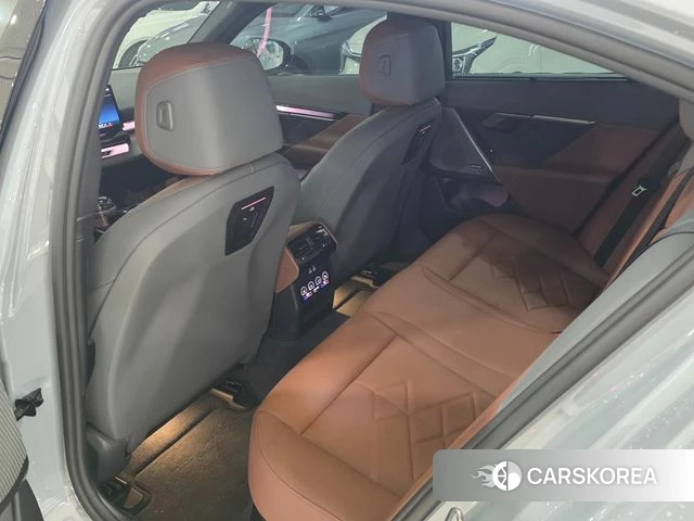 BMW 5 Series (G60) 2024 Серебристо-серый из Кореи, фото 3