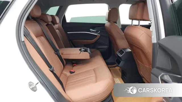 Audi e-Tron 2021 Белый из Кореи, фото 3