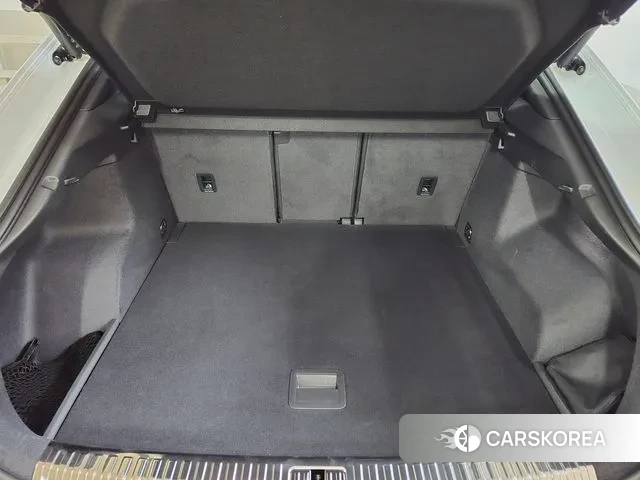 Audi Q3 (F3) 2024 Белый из Кореи, фото 3