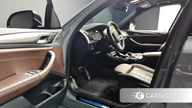 BMW X3 (G01) 2024 Светло-серебряный цвет из Кореи, фото 3