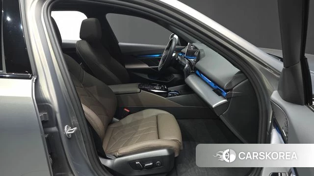 BMW 5 Series (G60) 2025 Серебристо-серый из Кореи, фото 3