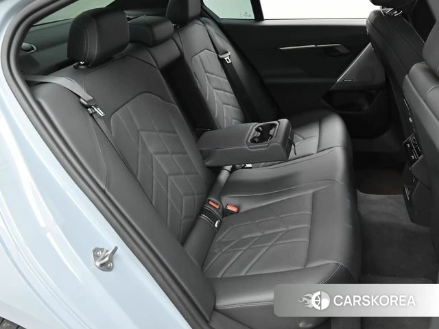 BMW 5 Series (G60) 2024 Серебристо-серый из Кореи, фото 3