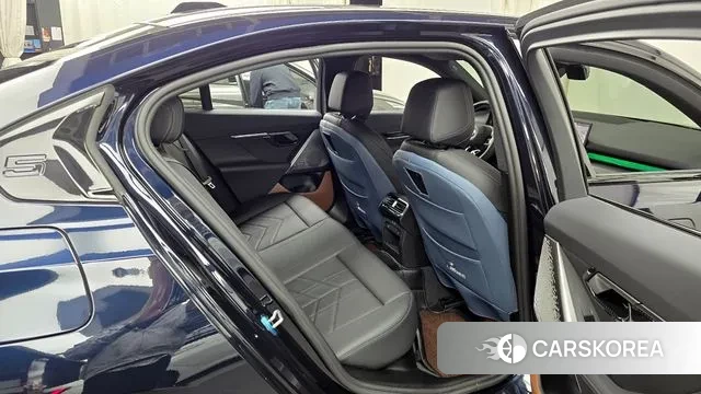 BMW 5 Series (G60) 2025 Черный из Кореи, фото 3