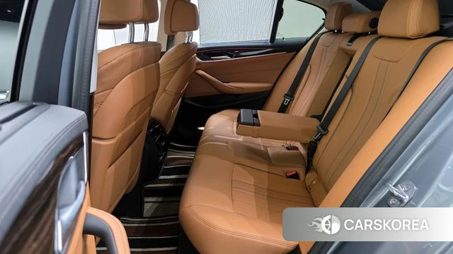 BMW 5 Series (G30) 2023 Серебристо-серый из Кореи, фото 3
