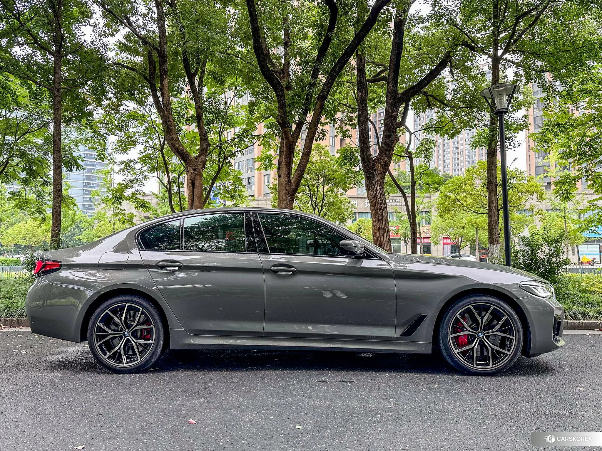 BMW 5 series 2021 Серебристо-серый из Китая, фото 3