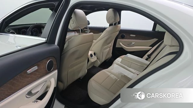 Mercedes-Benz E-Class W213 2023 Белый из Кореи, фото 3