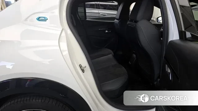 Peugeot e-208 second Generation 2023 Белый из Кореи, фото 3