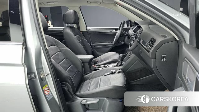 Volkswagen Tiguan Allspace 2020 Серебристо-серый из Кореи, фото 3