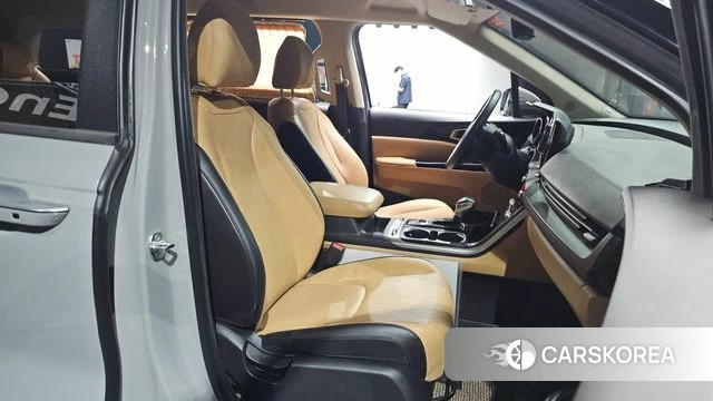 Kia Carnival 4th generation 2023 Серебристо-серый из Кореи, фото 3