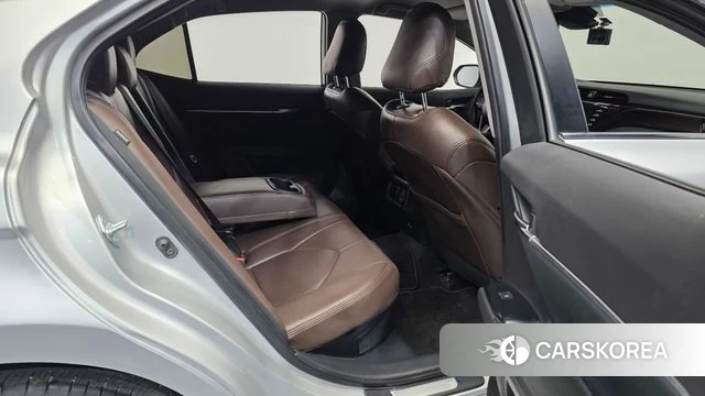 Toyota Camry (XV70) 2021 Серебристо-серый из Кореи, фото 3