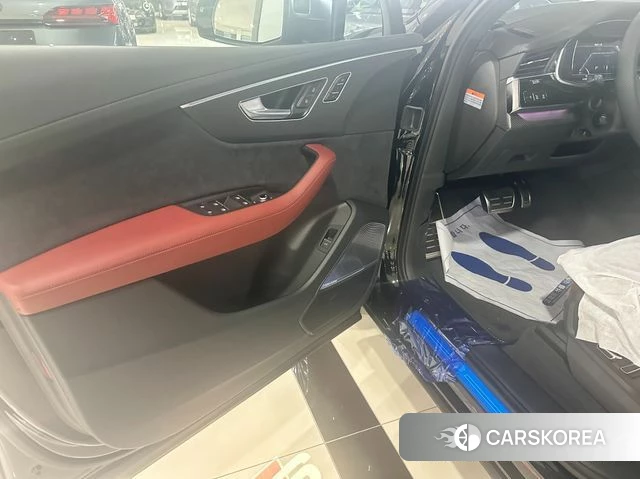 Audi SQ7 (4M) 2026 Черный из Кореи, фото 3