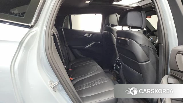 BMW X6 (G06) 2024 Светло-серебряный цвет из Кореи, фото 3