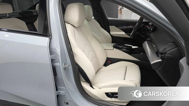 BMW 5 Series (G60) 2026 Серебристо-серый из Кореи, фото 3