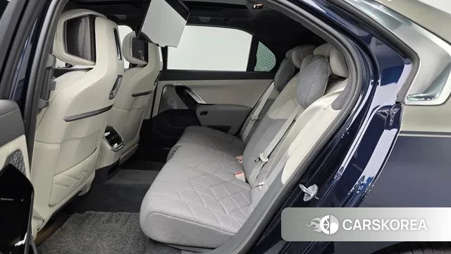 BMW 7 Series (G70) 2025 Серебряный двухцветный из Кореи, фото 3