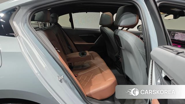 BMW 5 Series (G60) 2024 Серебристо-серый из Кореи, фото 3
