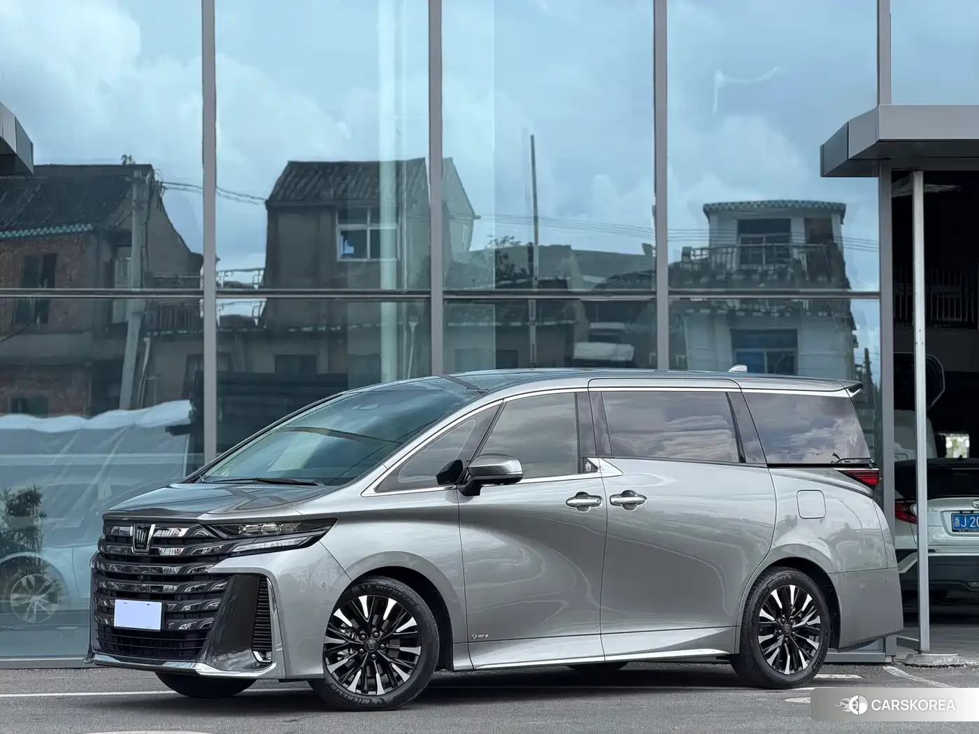 Toyota Vellfire 2024 Silver/gray из Китая, фото 3