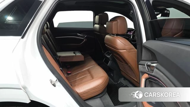 Audi e-Tron 2020 Белый из Кореи, фото 3