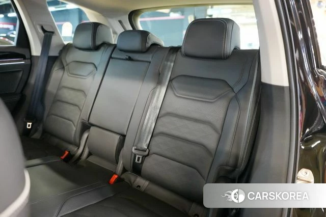 Volkswagen Touareg 3rd generation 2025 Черный из Кореи, фото 3