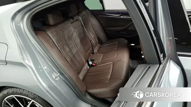 BMW 5 Series (G30) 2023 Серебристо-серый из Кореи, фото 3