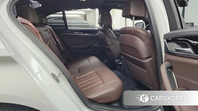 BMW 5 Series (G30) 2023 Белый из Кореи, фото 3