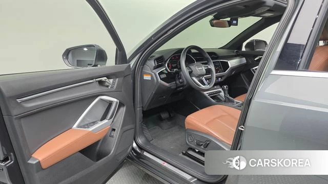 Audi Q3 (F3) 2022 Серый из Кореи, фото 3