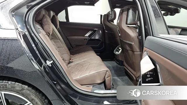 BMW i7 (G70) 2023 Серебряный двухцветный из Кореи, фото 3