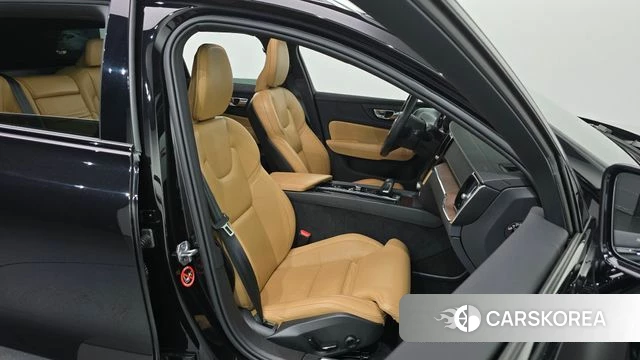 Volvo V60 Cross-Country 2nd Generation 2020 Черный из Кореи, фото 3