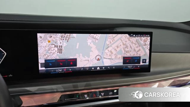 BMW 7 Series (G70) 2023 Светло-серебряный цвет из Кореи, фото 3