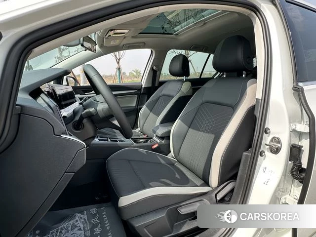 Volkswagen Golf 2023 Белый из Китая, фото 3