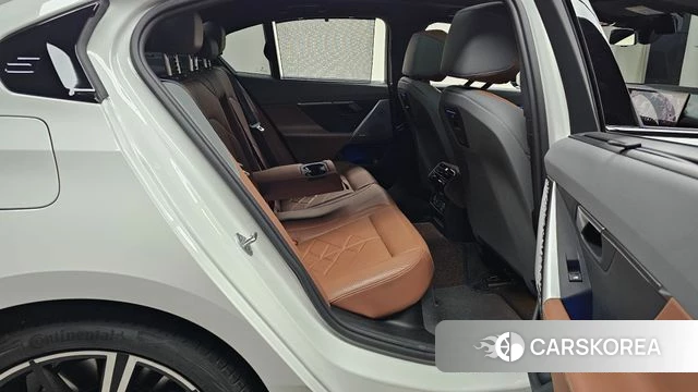 BMW 5 Series (G60) 2024 Белый из Кореи, фото 3