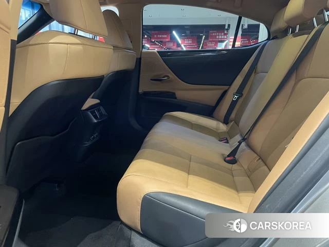 Lexus ES 2022 Серебристо-серый из Китая, фото 3