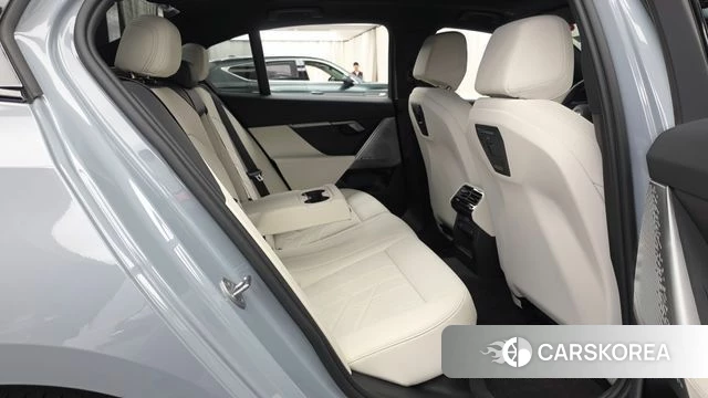 BMW 5 Series (G60) 2024 Светло-серебряный цвет из Кореи, фото 3