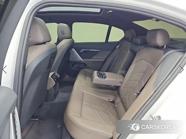 BMW 5 Series (G60) 2025 Белый из Кореи, фото 3
