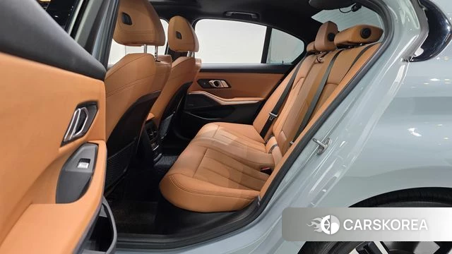 BMW 3 Series (G20) 2023 Светло-серебряный цвет из Кореи, фото 3