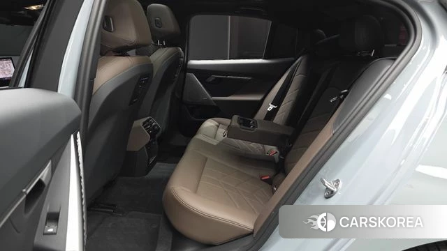 BMW 5 Series (G60) 2024 Серебристо-серый из Кореи, фото 3