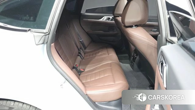 BMW 4 Series (G22) 2026 Светло-серебряный цвет из Кореи, фото 3